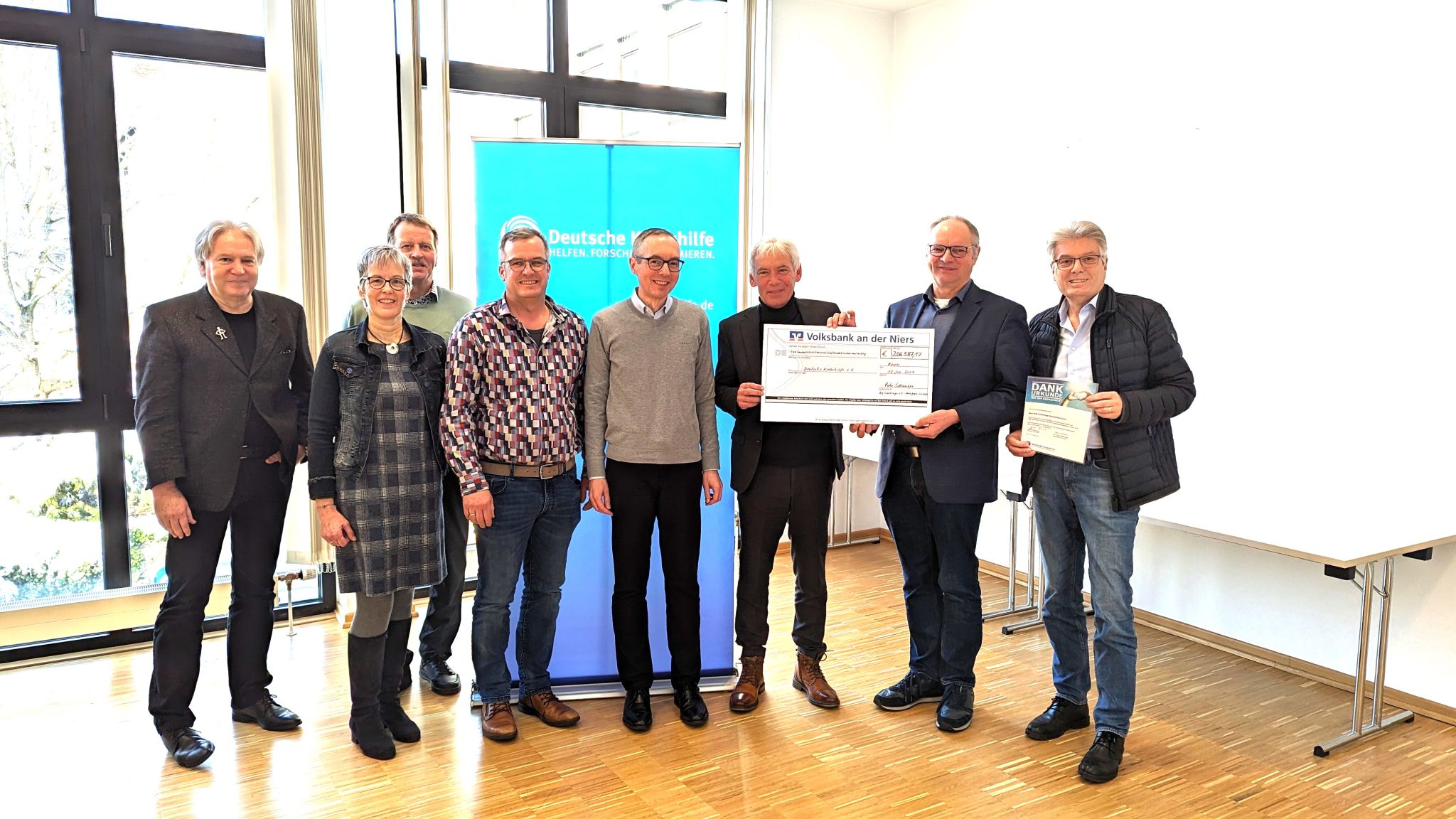 Scheckübergabe Deutsche Krebshilfe 1 2024 Scheckübergabe Deutsche Krebshilfe 1 2024