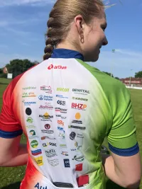 BIG Challenge 2025 Trikot von hinten mit Sponsorenlogos
© Big Challenge BIG Challenge 2025 Trikot von hinten mit Sponsorenlogos
© Big Challenge